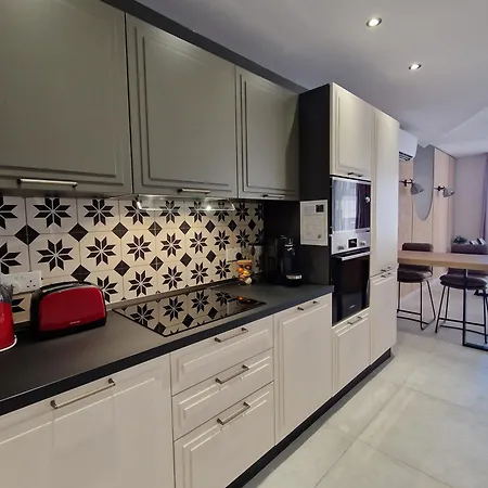 Apartment Sunshore N5 - Sea Views, Cozy Balcony, Steps From The Promenade *