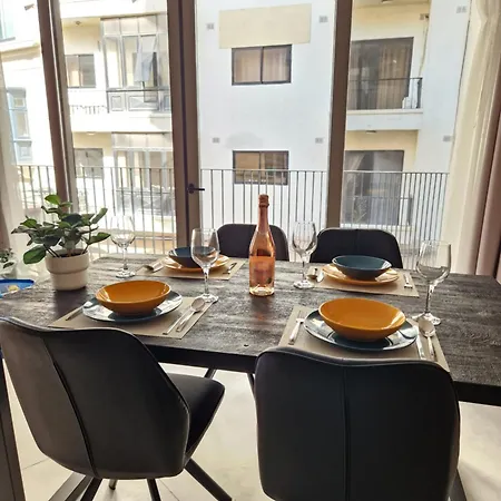 Sunshore N5 - Sea Views, Cozy Balcony, Steps From The Promenade
