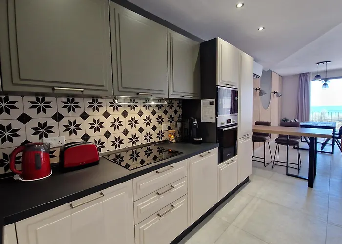 Apartment Sunshore N5 - Sea Views, Cozy Balcony, Steps From The Promenade *