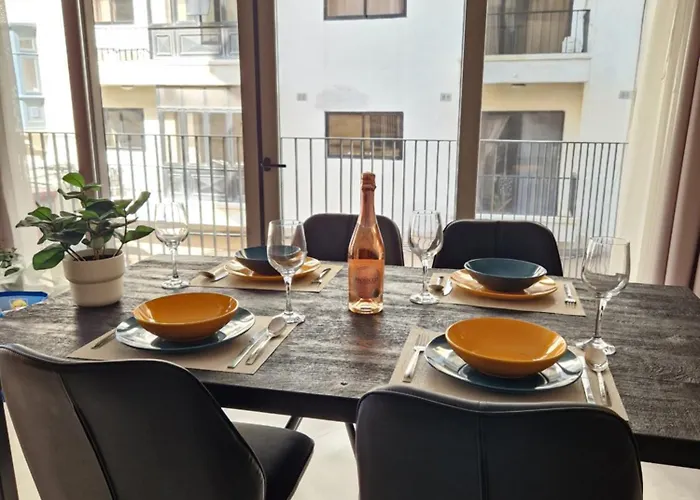 Sunshore N5 - Sea Views, Cozy Balcony, Steps From The Promenade