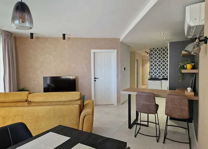 Sunshore N5 - Sea Views, Cozy Balcony, Steps From The Promenade * Sliema