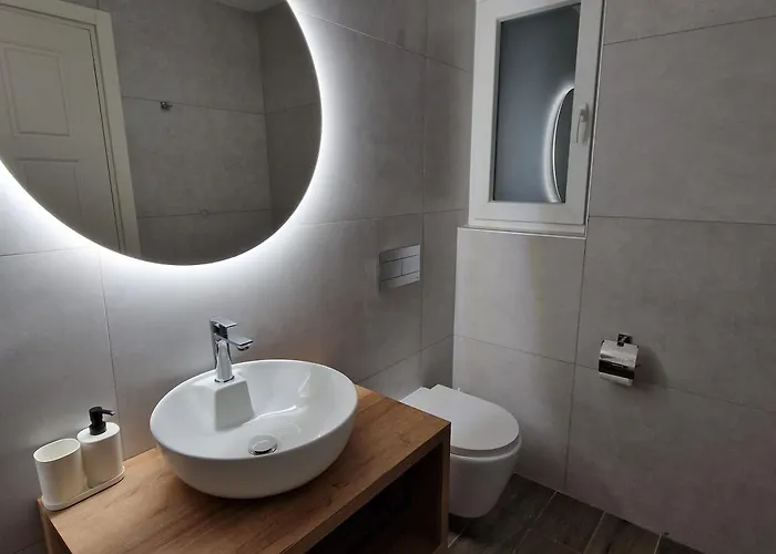 Sunshore N5 - Sea Views, Cozy Balcony, Steps From The Promenade *