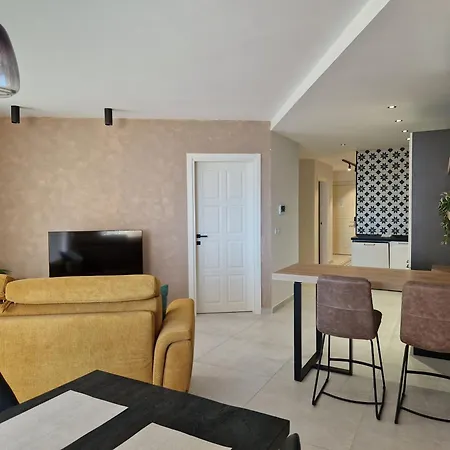 Sunshore N5 - Sea Views, Cozy Balcony, Steps From The Promenade * 斯利马