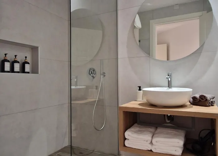 Sunshore N5 - Sea Views, Cozy Balcony, Steps From The Promenade 公寓 *